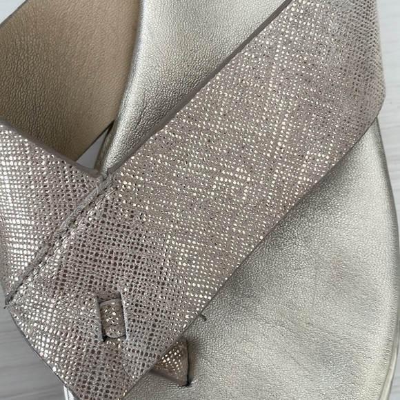 DONALD PLINER SLIDE MATT GOLD SANDAL - Picture 3 of 5